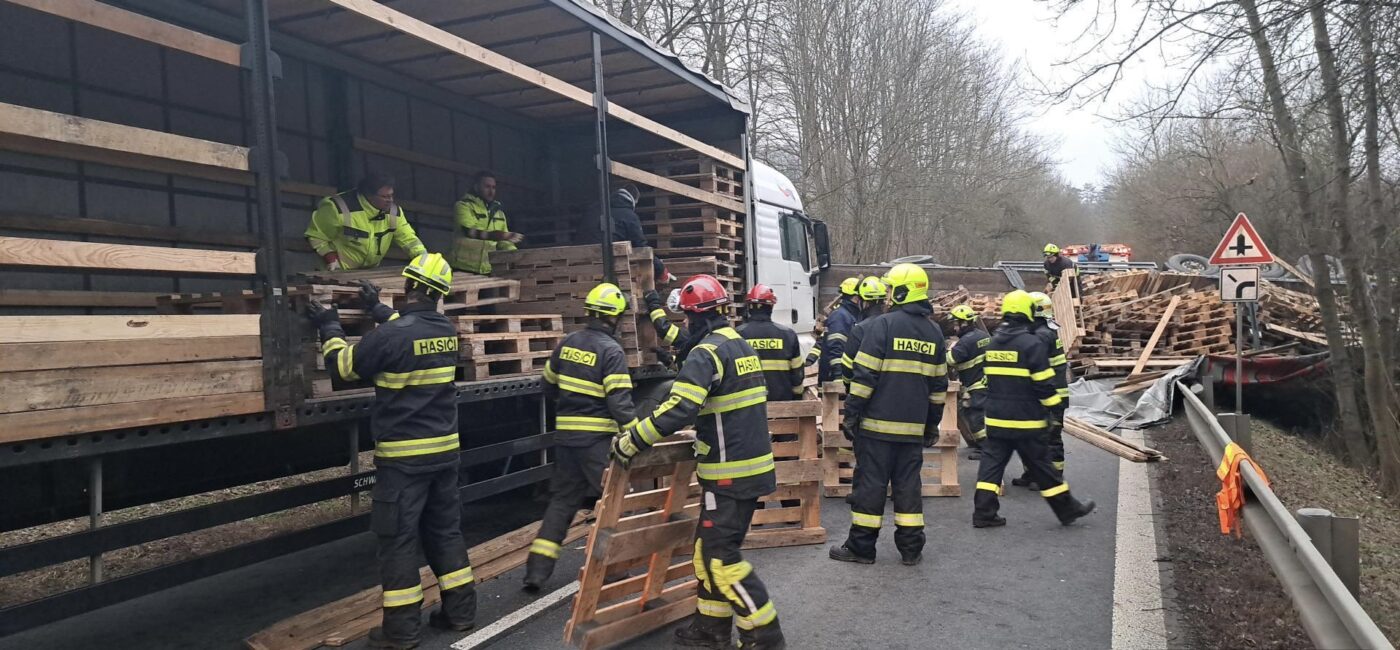 Náklaďák se převrátil napříč silnicí. Foto: HZS