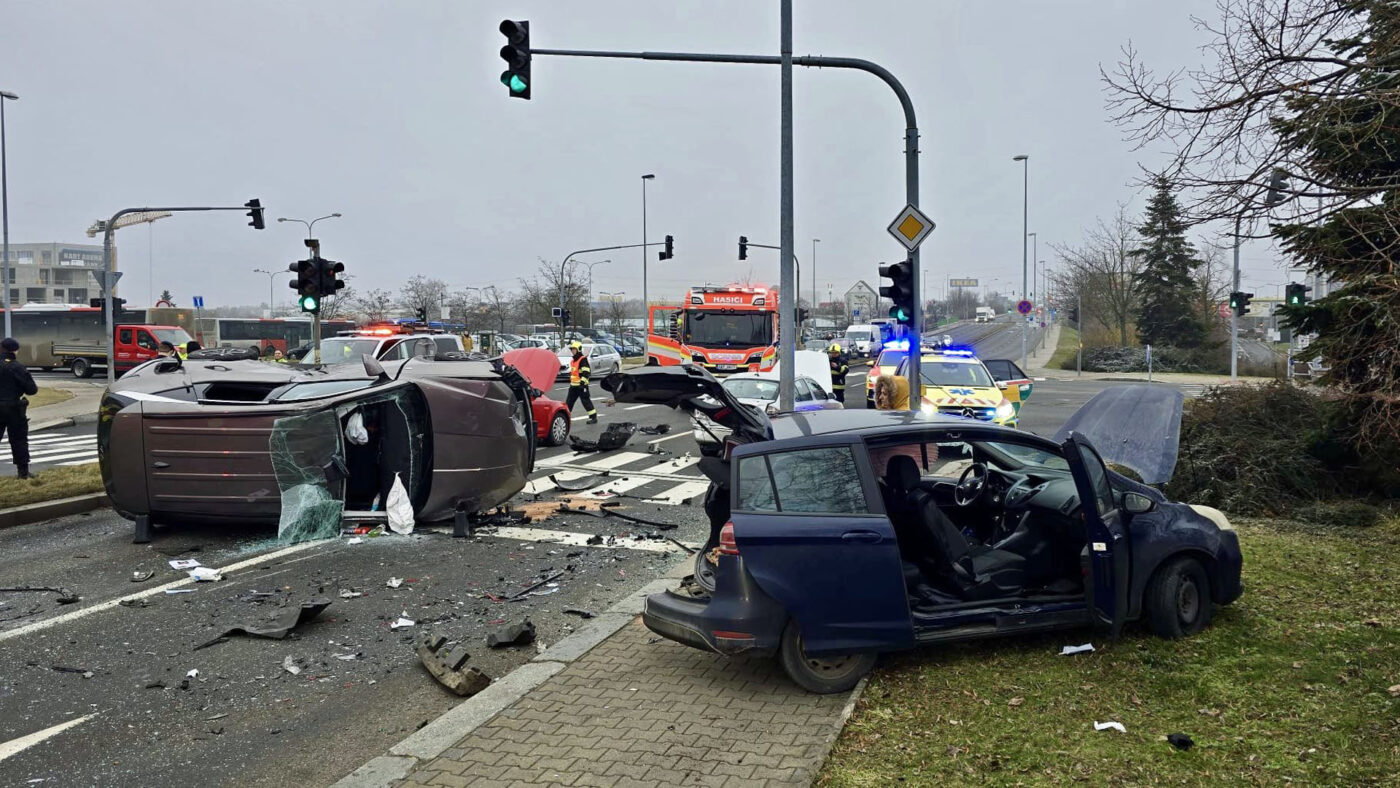 Nehoda v Řevnické ulici v Praze na Zličíně. Foto: HZS