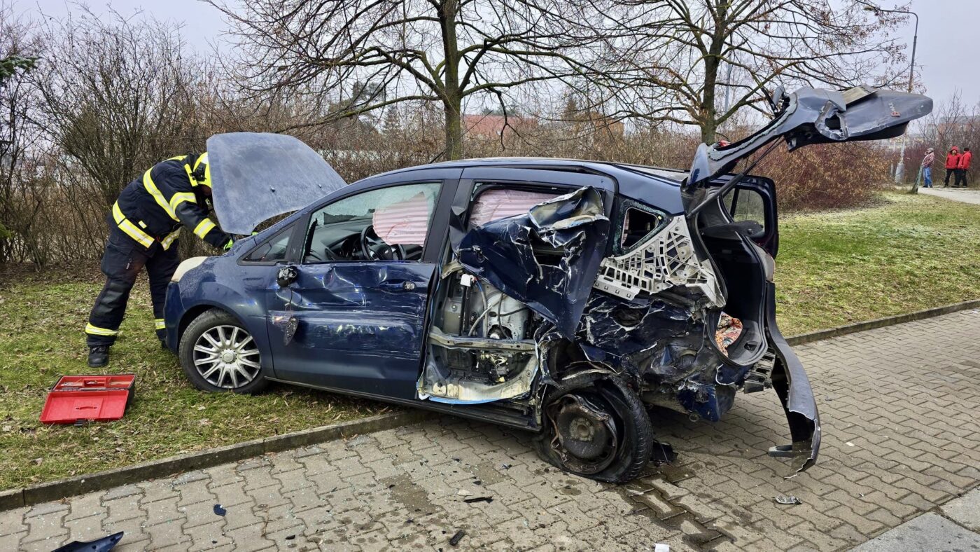 Nehoda v Řevnické ulici v Praze na Zličíně. Foto: HZS