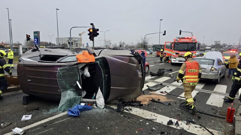 Nehoda v Řevnické ulici v Praze na Zličíně. Foto: HZS