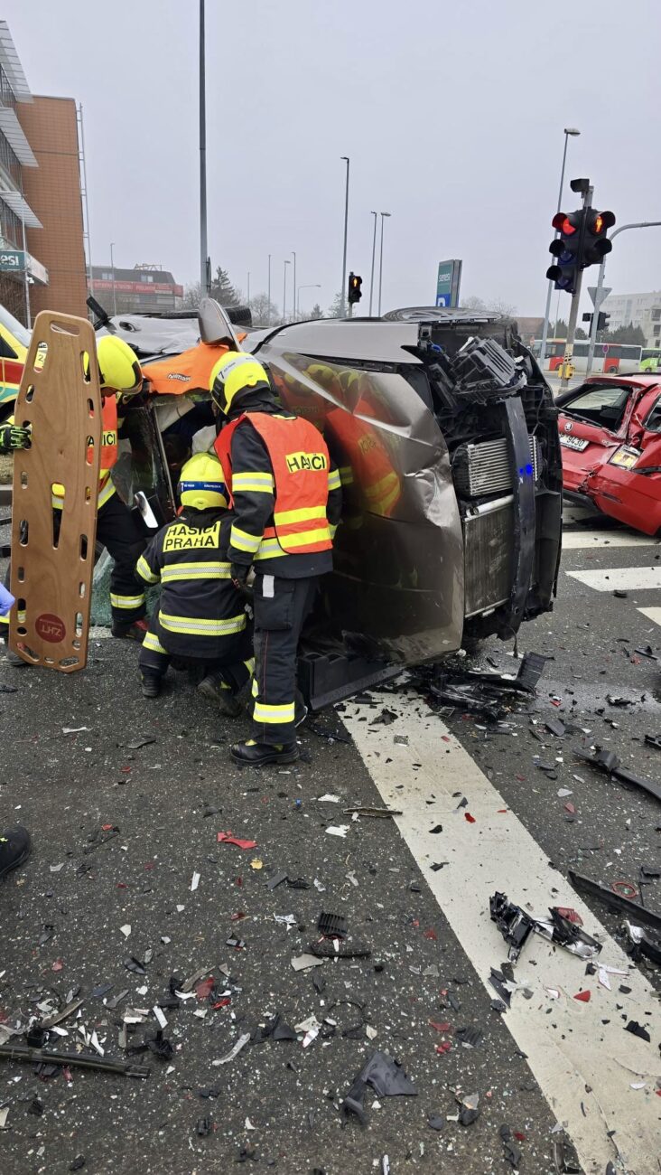 Nehoda v Řevnické ulici v Praze na Zličíně. Foto: HZS