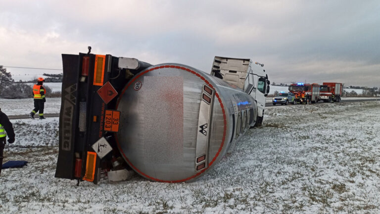 Nehoda cisterny na Kroměřížsku. Foto: HZS