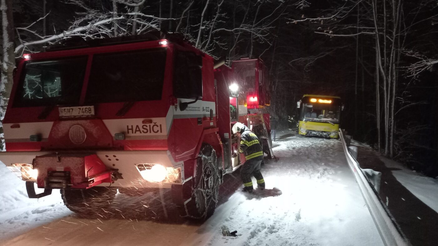 Řidiče trápí namrzlé silnice. Foto: HZS