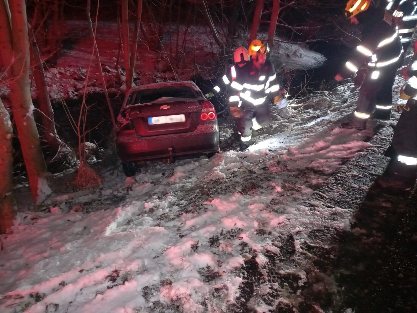 Řidiče trápí namrzlé silnice. Foto: HZS