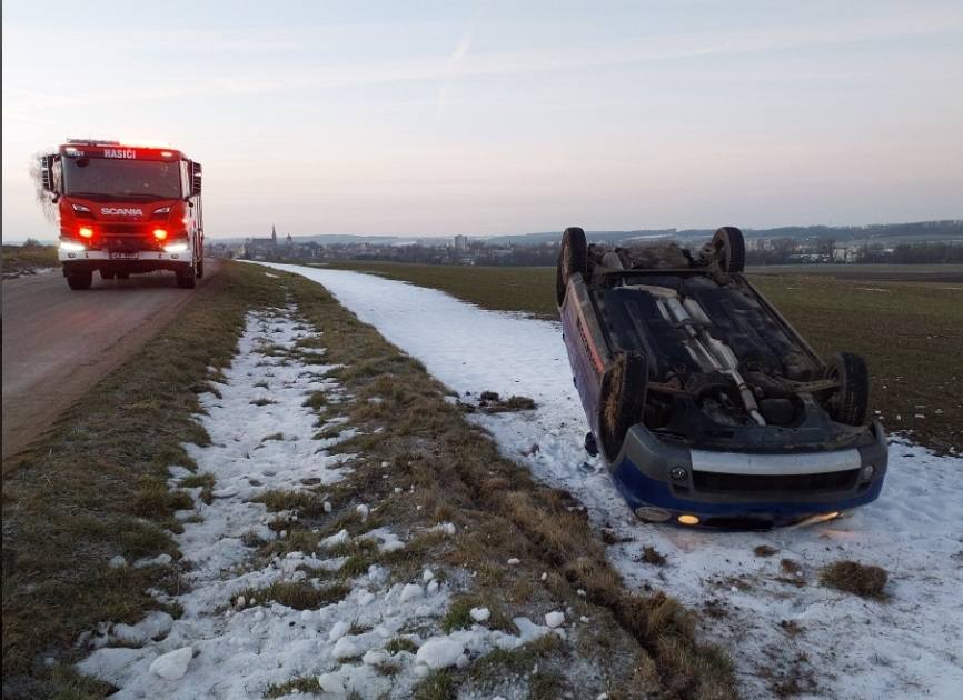 Ve Slatině skončilo auto na střeše. Foto: HZS