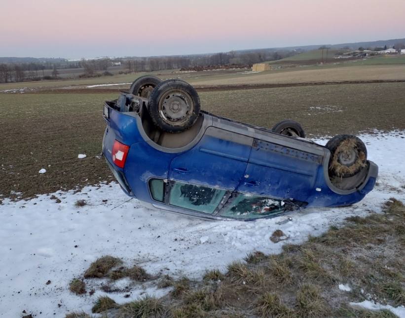 Ve Slatině skončilo auto na střeše. Foto: HZS