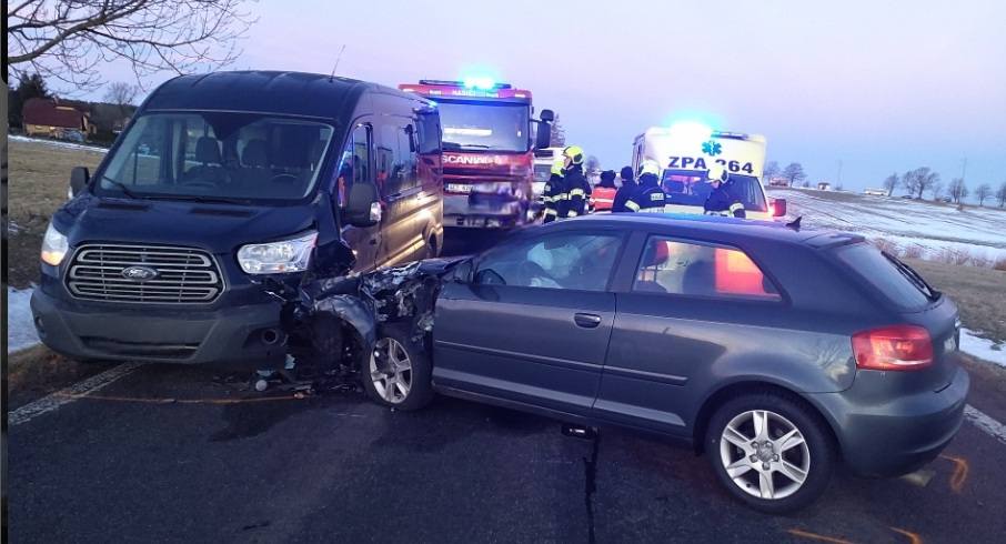 V Kladně na Chrudimsku se srazilo auto s dodávkou. Foto: HZS