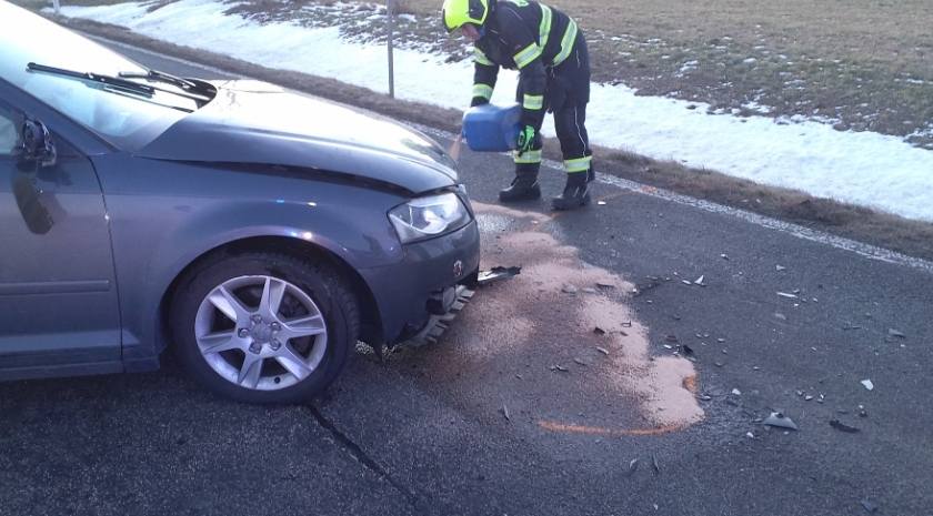 V Kladně na Chrudimsku se srazilo auto s dodávkou. Foto: HZS