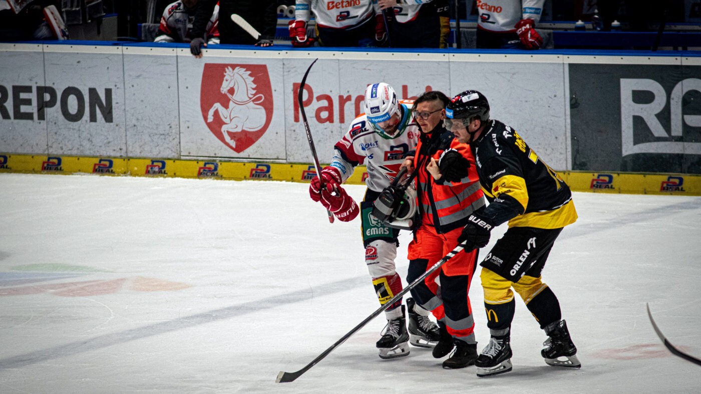 Hokejisté pomohli záchranářce přes ledovou plochu. Foto: Matyáš Novák