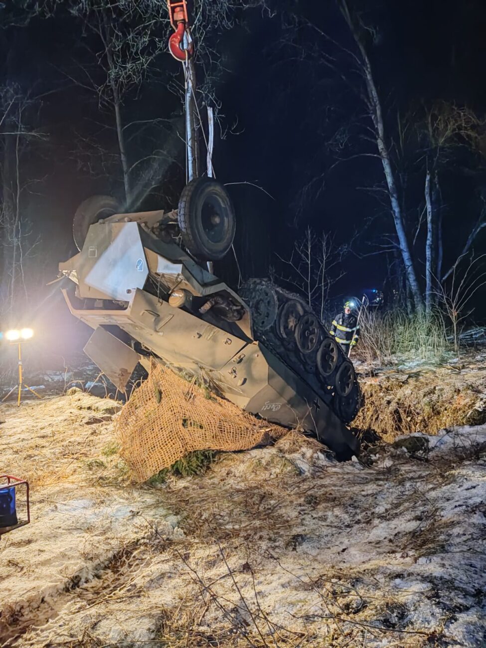 Transportér v noci vyprostili hasiči. Foto: HZS