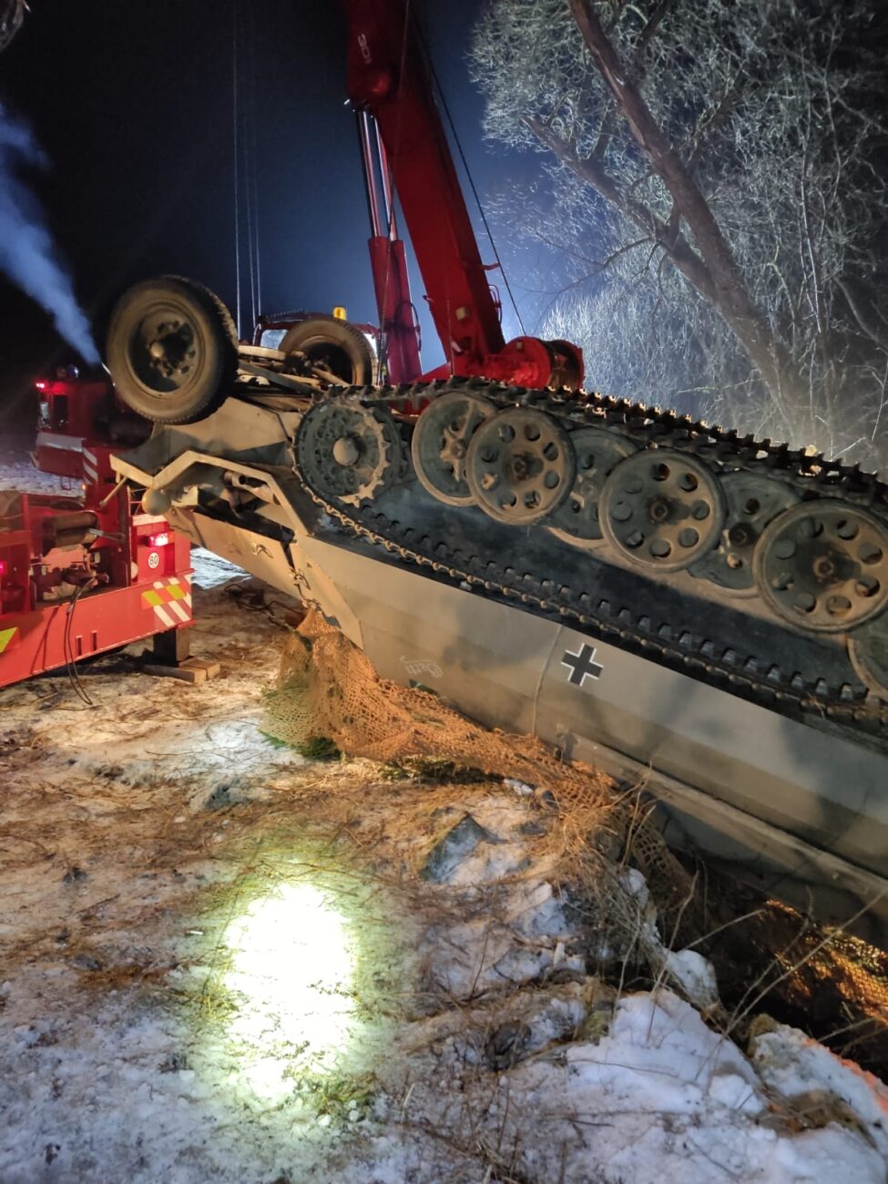 Transportér v noci vyprostili hasiči. Foto: HZS