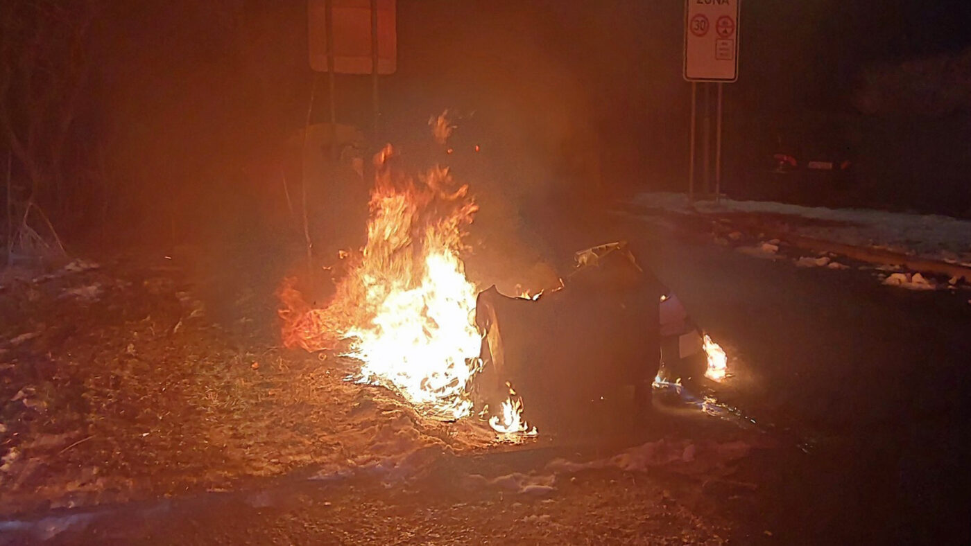 Požár kontejneru od rachejtlí na Pardubicku. Foto: HZS