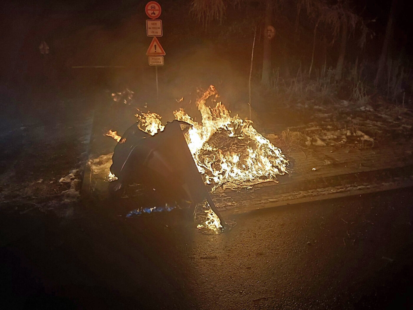 Požár kontejneru od rachejtlí na Pardubicku. Foto: HZS