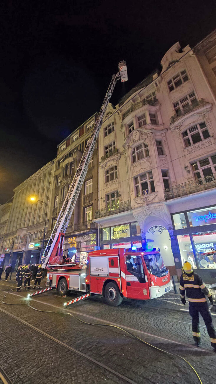 Požár balkonu od pyrotechniky ve Spálené ulice v Praze. Foto: HZS