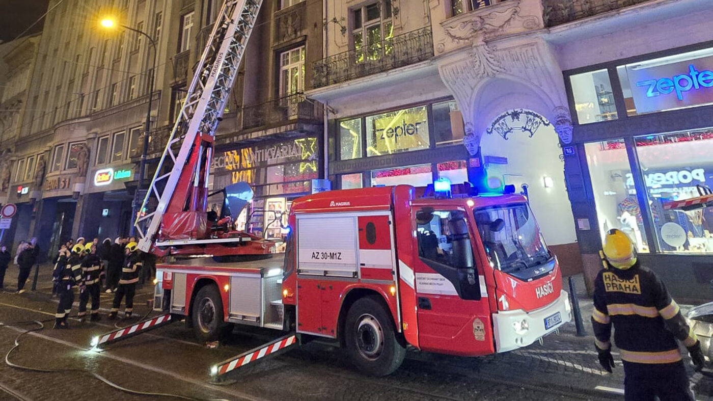 Požár balkonu od pyrotechniky ve Spálené ulice v Praze. Foto: HZS