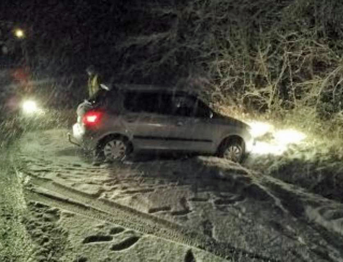 Další zapadlý vůz na Pardubicku. Foto: HZS