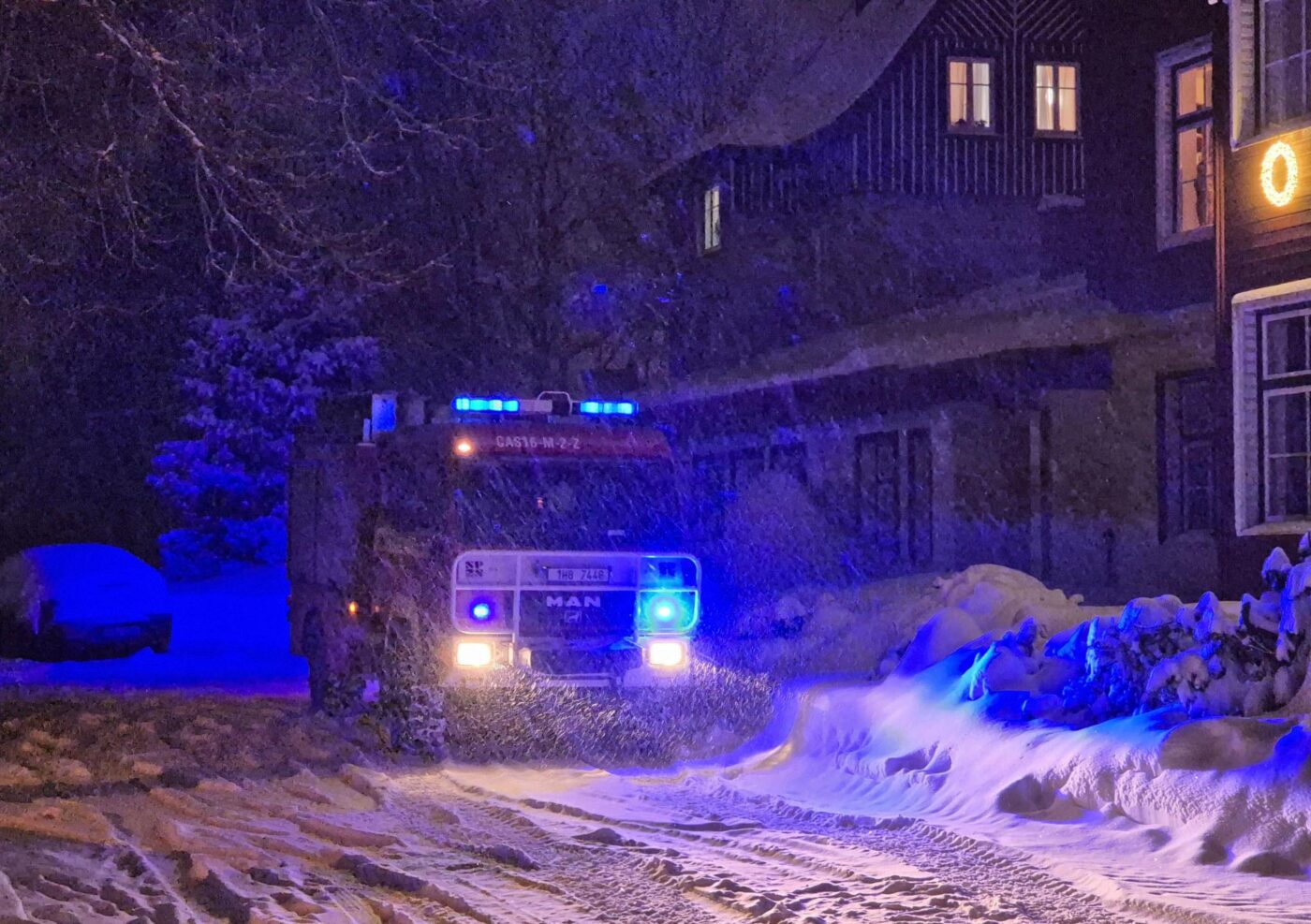 Nehoda ve Špindlerově Mlýně. Foto: Hasiči ŠM