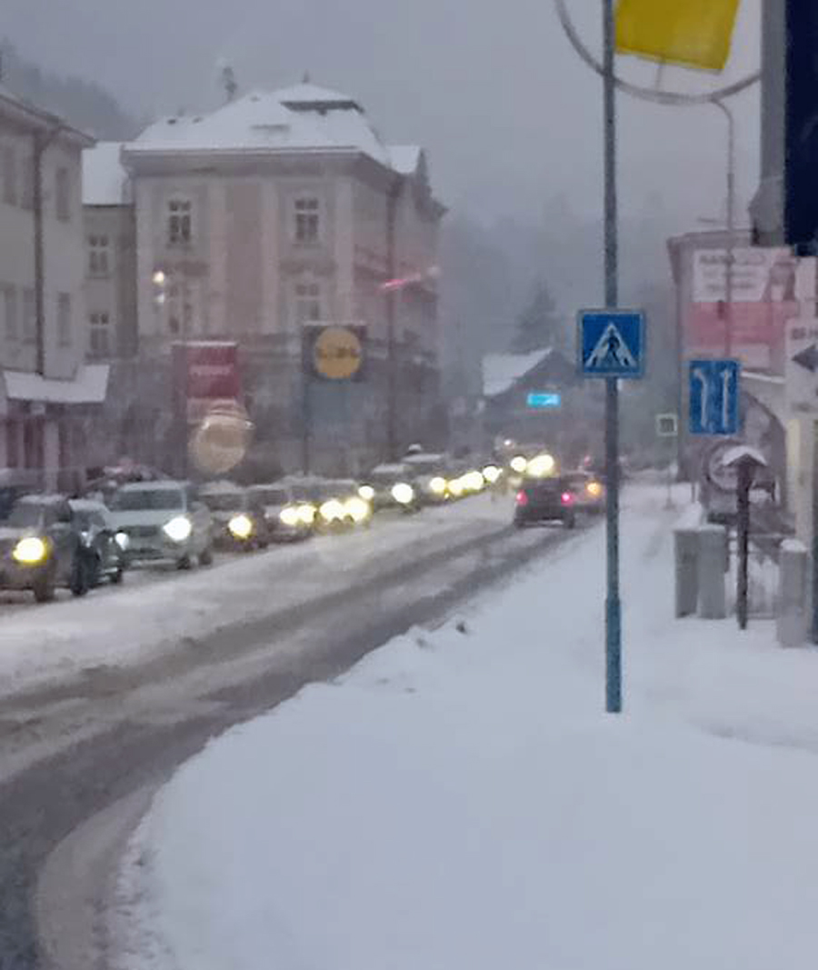 Ranní dopravní komplikace v Tanvaldu. Foto: Michaela Kašparová