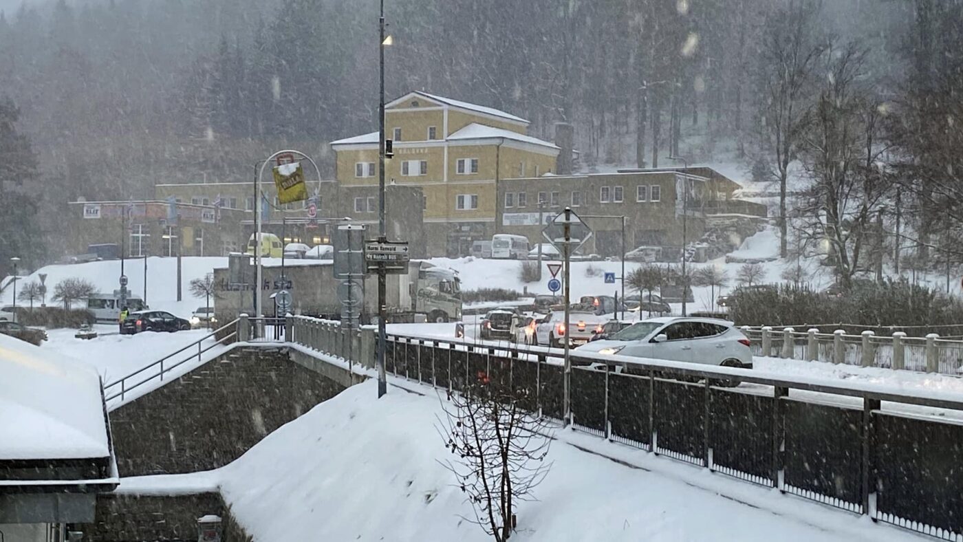 Ranní dopravní komplikace v Tanvaldu. Foto: MěÚ Tanvald