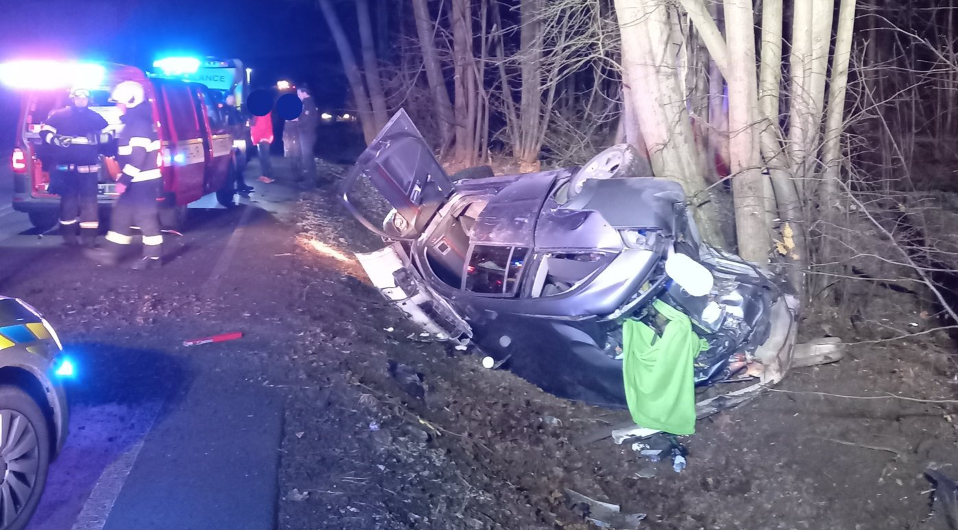 FOTO: Vážná nehoda u Třebechovic! Řidič rozsekal auto o strom, tři zranění