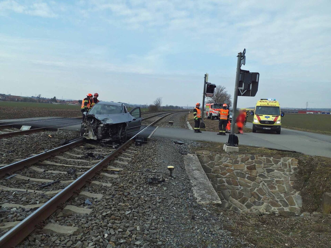 Srážka auta s vlakem v Hodějicích na Brněnsku.