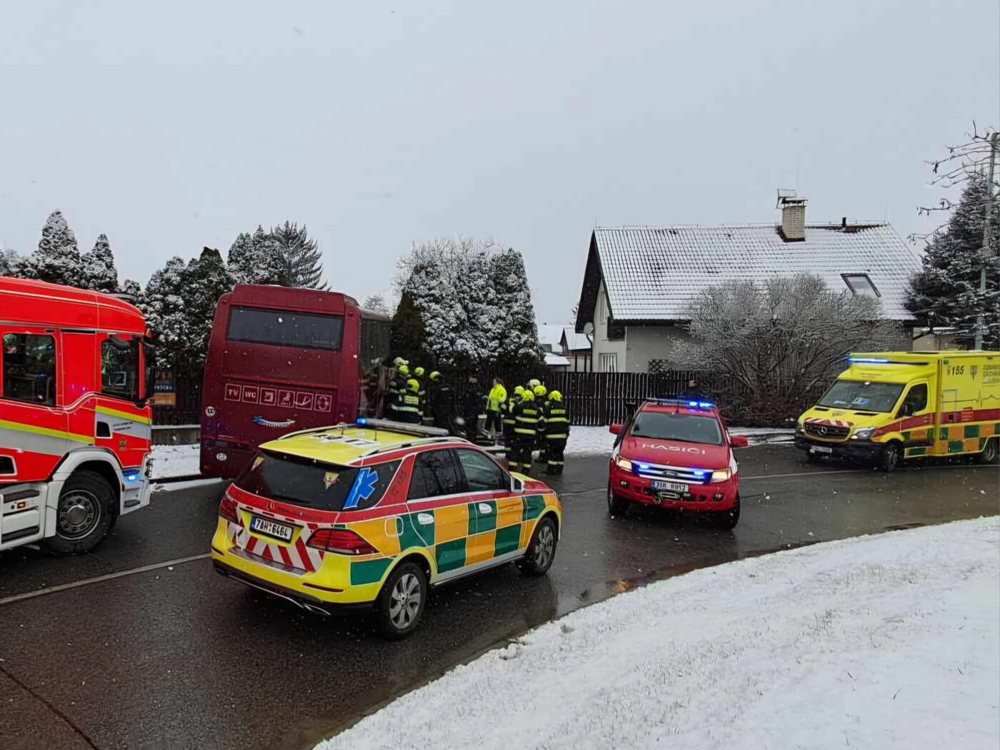 Nehoda autobusu v Praze Kolovratech.