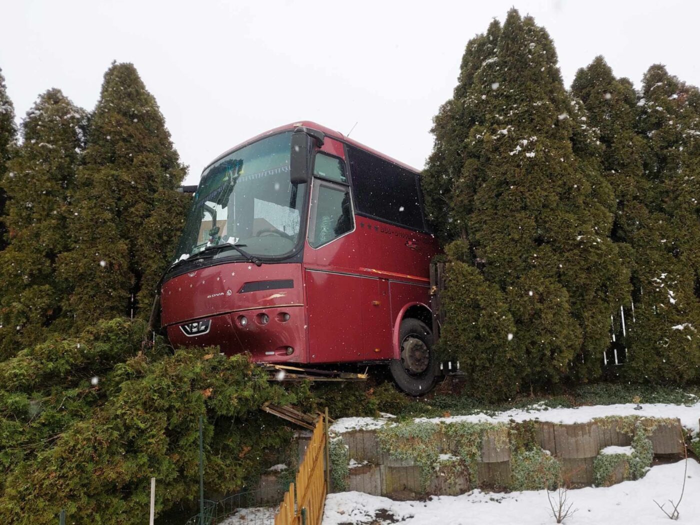 Nehoda autobusu v Praze Kolovratech.