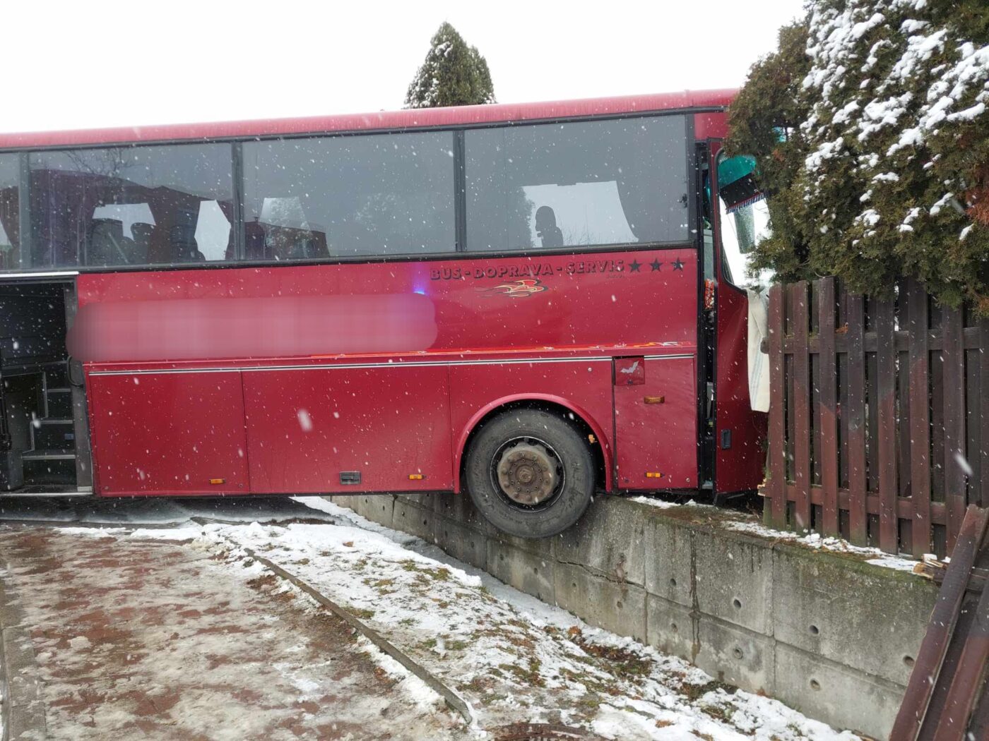 Nehoda autobusu v Praze Kolovratech.