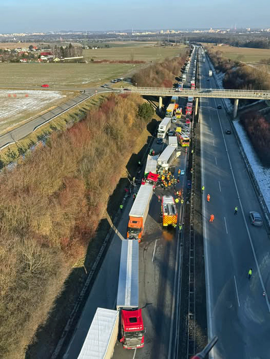 Hromadná nehoda kamionů na D1. Foto: ZZS