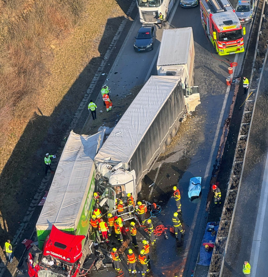 Hromadná nehoda kamionů na D1. Foto: ZZS