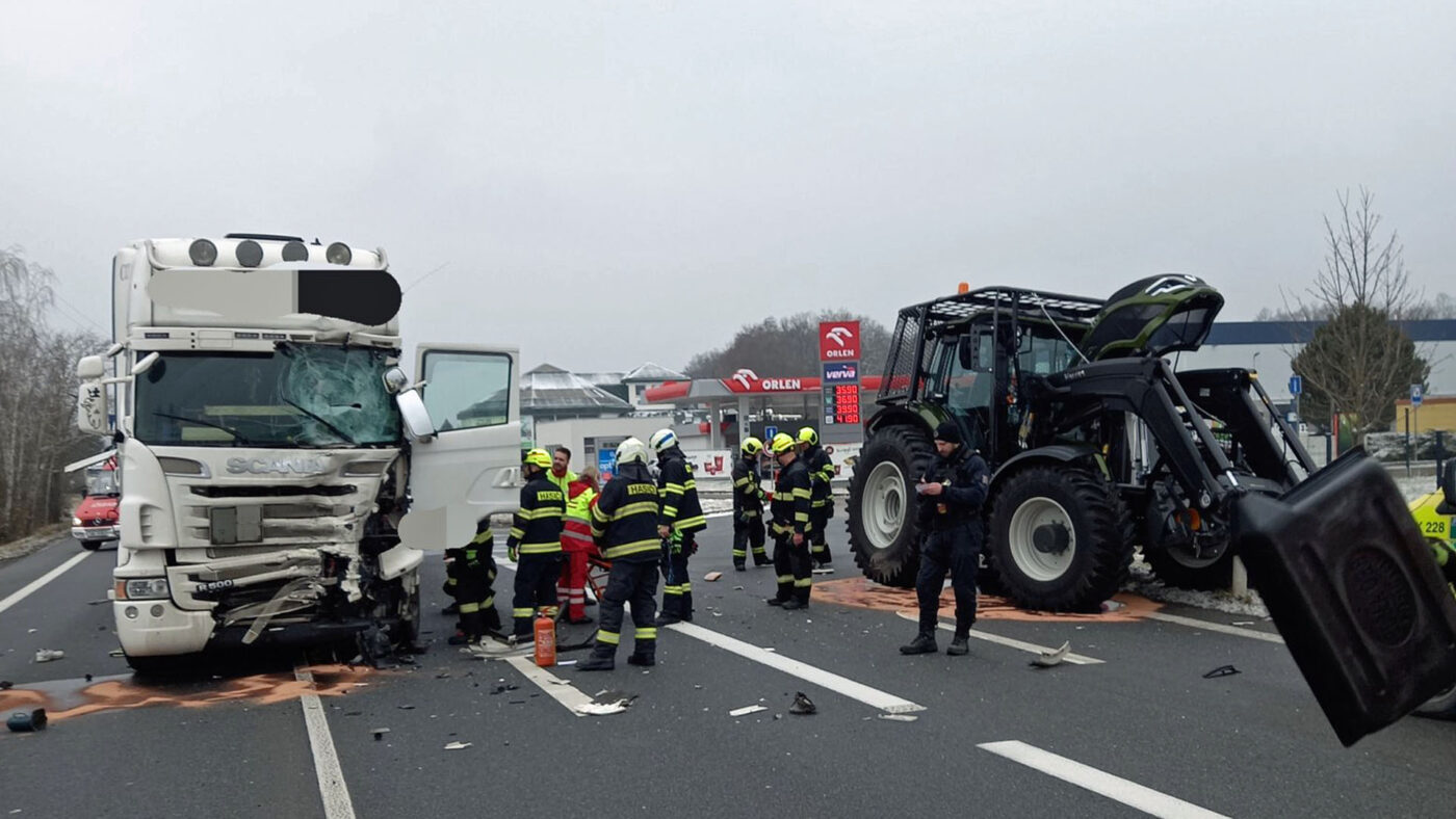 Nehoda kamionu a traktoru u Týniště nad Orlicí.