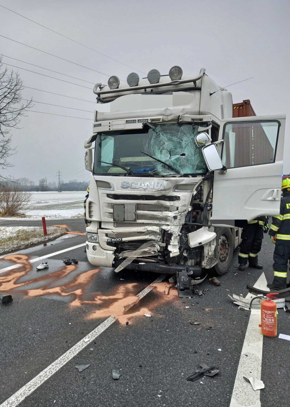 Nehoda kamionu a traktoru u Týniště nad Orlicí.