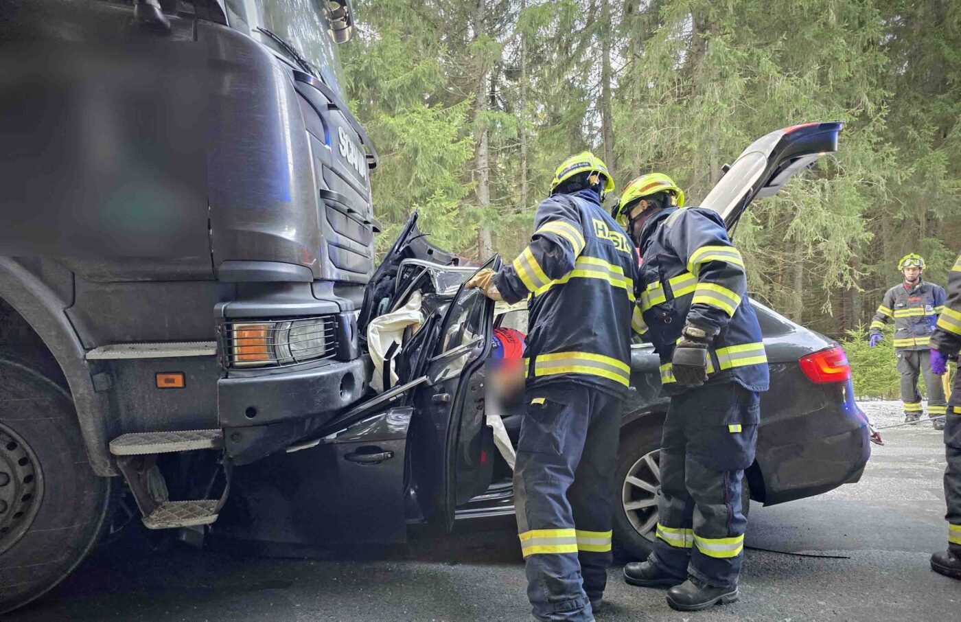 Řidič Audi vjel před kamion. Foto: HZS