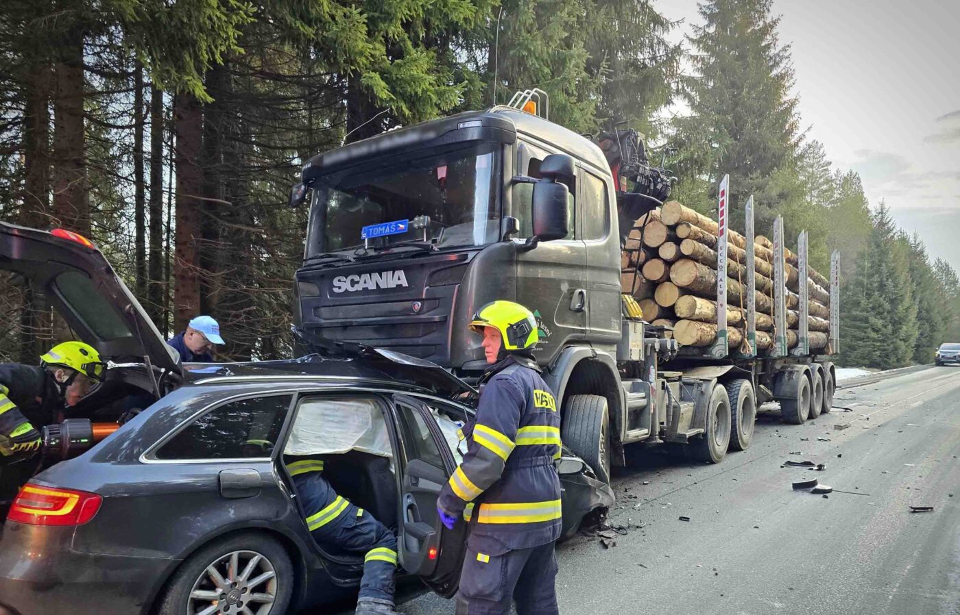 Řidič Audi vjel před kamion. Foto: HZS