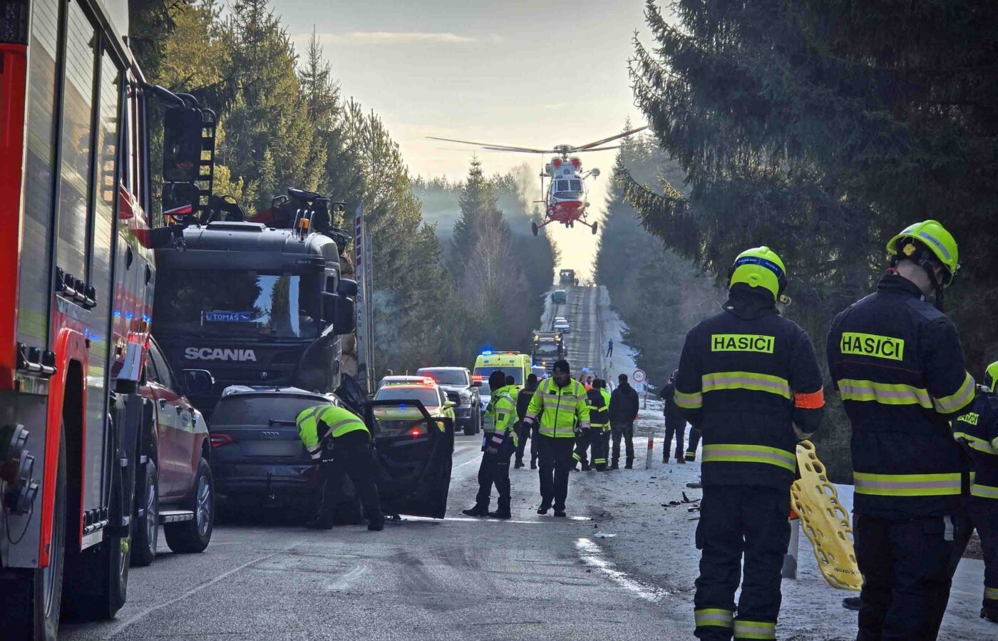 Řidič Audi vjel před kamion. Foto: HZS