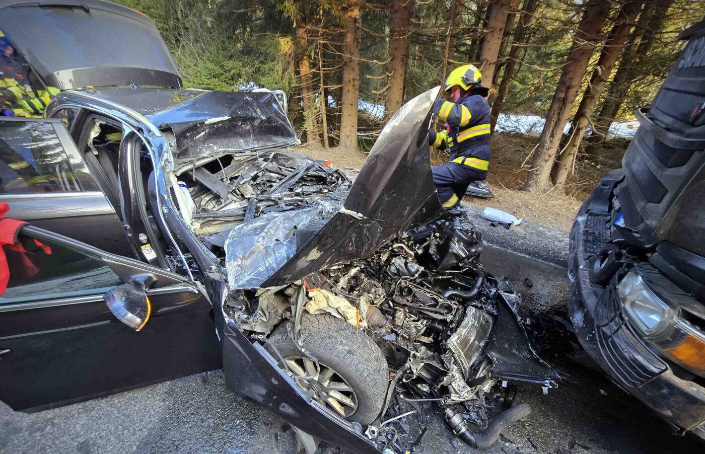 Audi skončilo zcela zdemolované. Foto: HZS