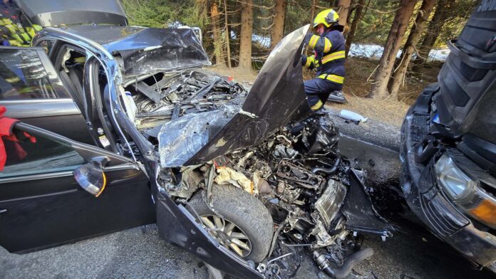 Audi skončilo zcela zdemolované. Foto: HZS