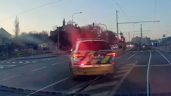 Policie doprovází taxi na Bulovku.