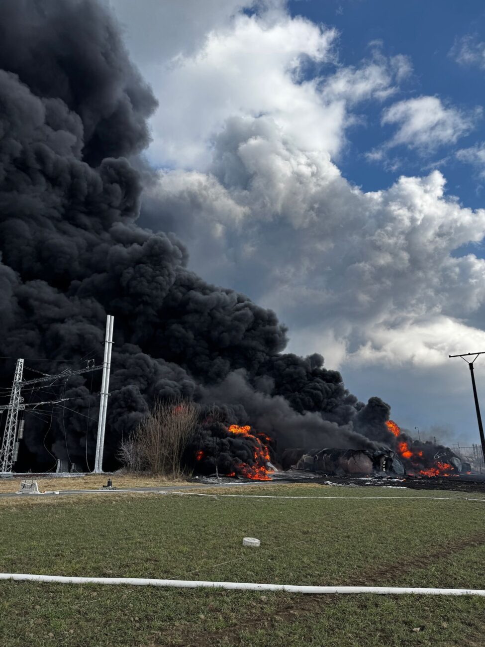 V Hustopečích nad Bečvou hoří železniční cisterny s benzolem.