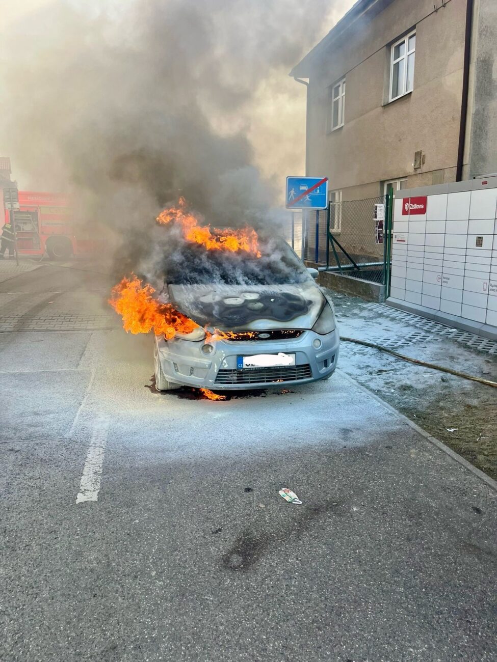 Požár auta v Praze Libuši. Foto: HZS