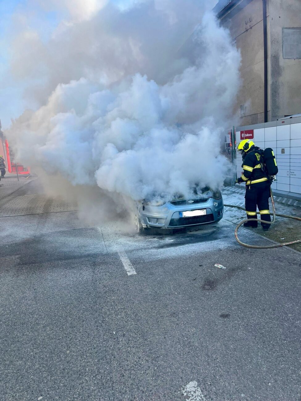 Požár auta v Praze Libuši. Foto: HZS