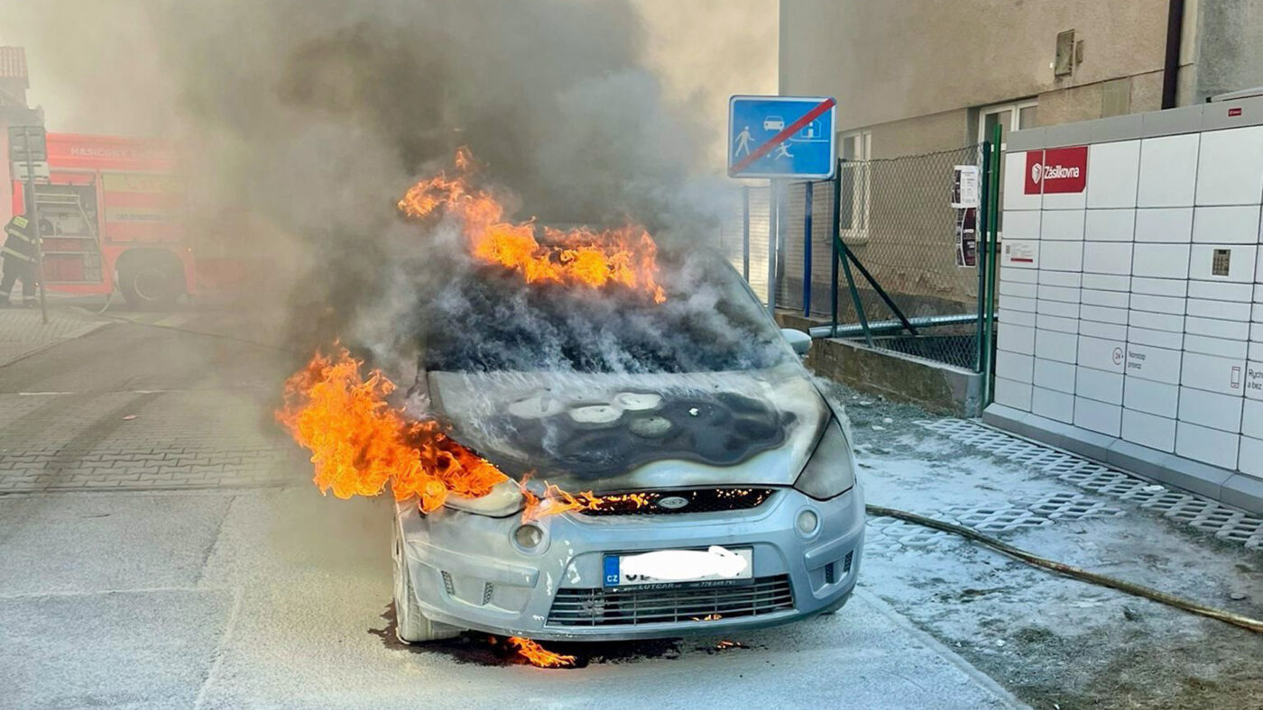 Požár auta v Praze Libuši. Foto: HZS