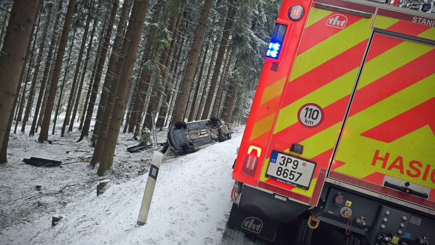 Nehoda u Železné Rudy. Foto: HZS Železná Ruda