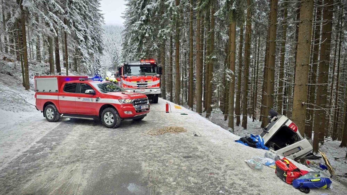 Nehoda u Železné Rudy. Foto: HZS Železná Ruda