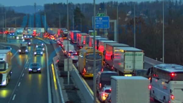 Od Prahy se na dálnici D1 tvoří kolony. Zdroj: ŘSD