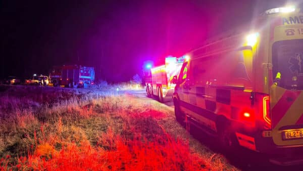 Záchranáři, hasiči a policisté zasahovali v noci v Mimoni. Foto: HZS