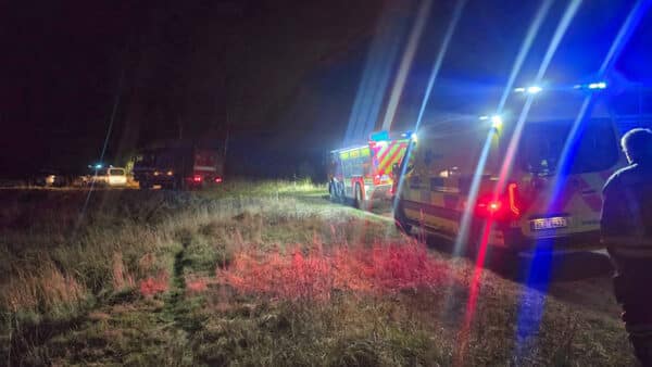 Záchranáři, hasiči a policisté zasahovali v noci v Mimoni. Foto: HZS