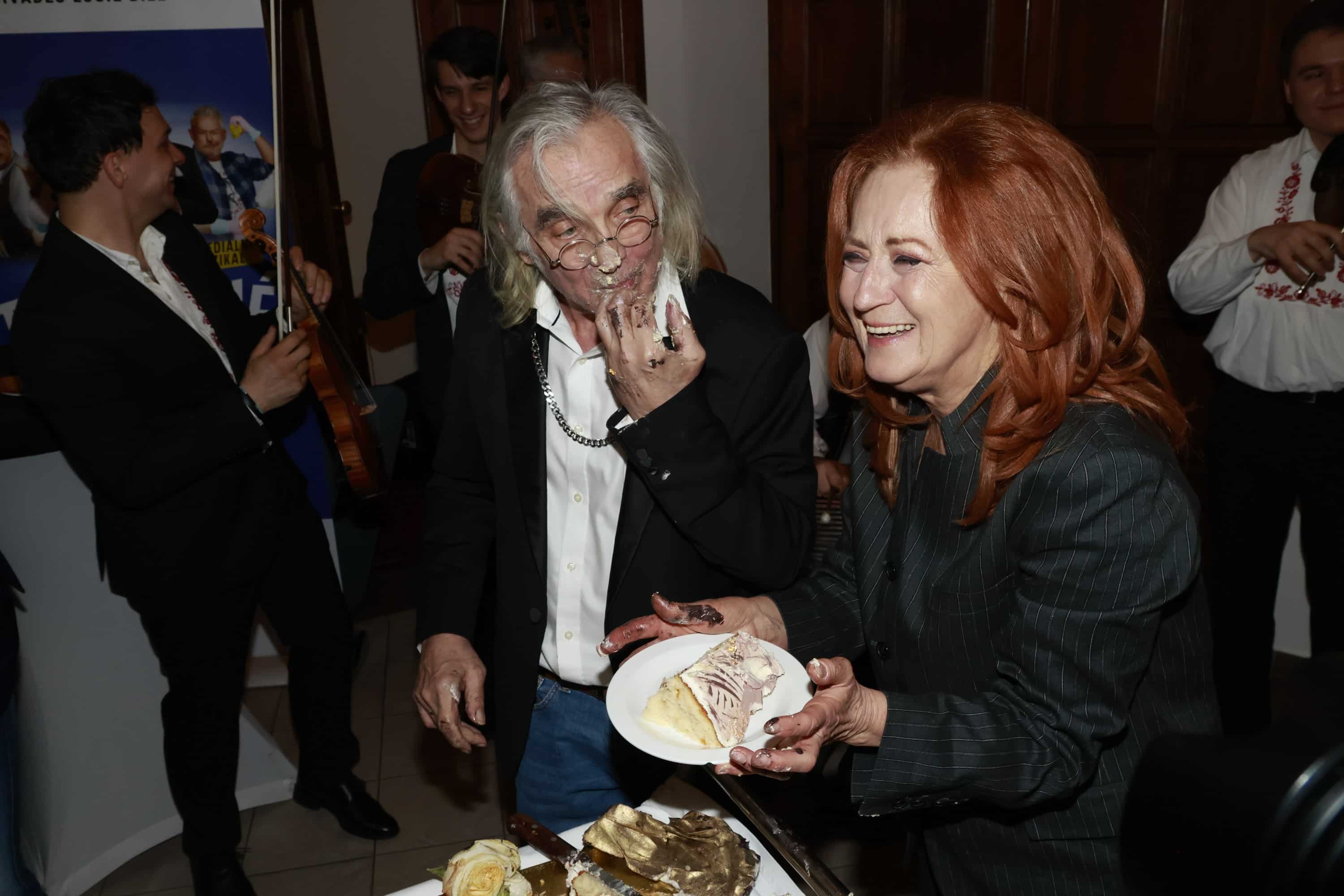 Oldřich Kaiser se pustil do krájení dortu. Nedopadlo to dobře. Foto: Nextfoto