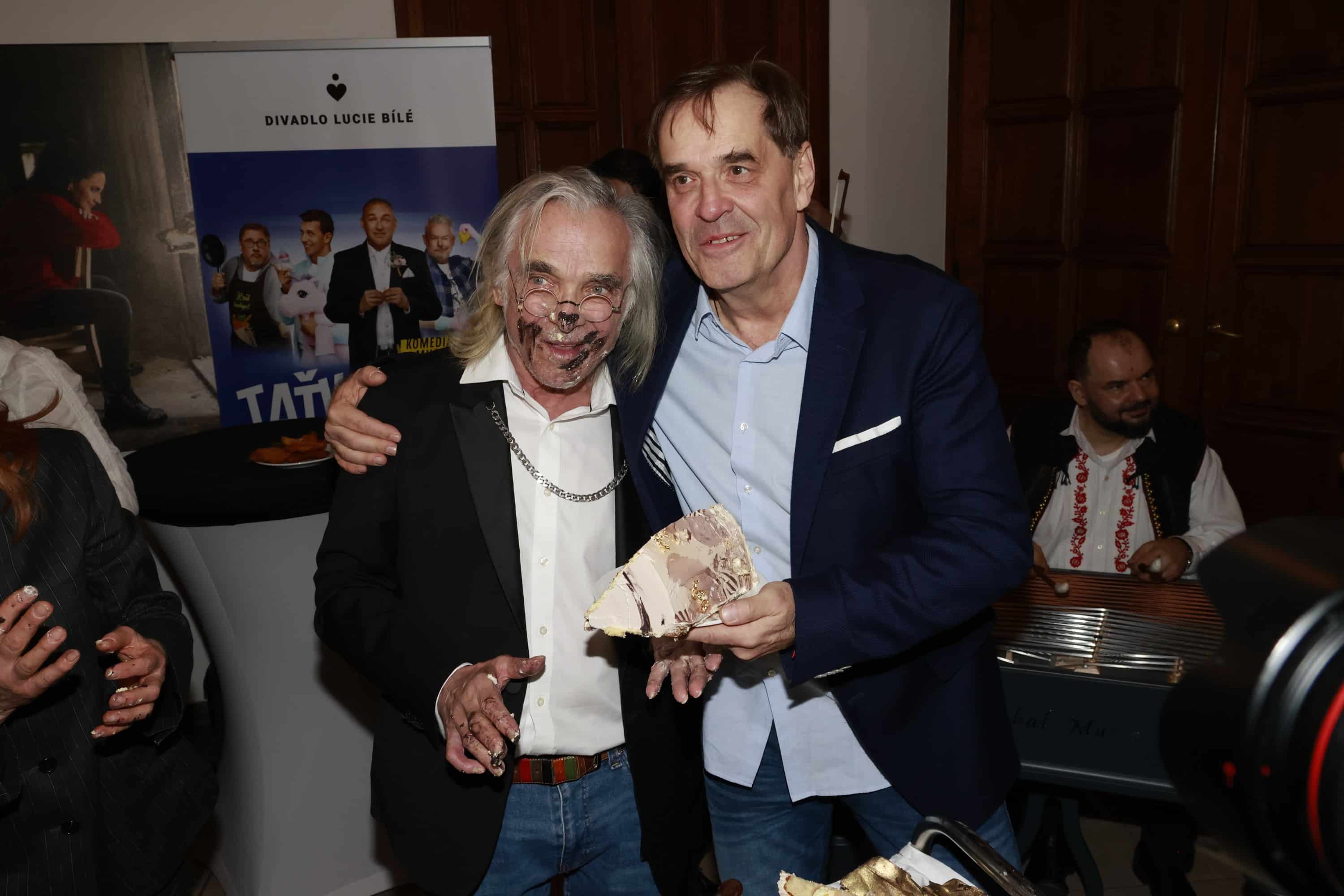 Oldřich Kaiser se pustil do krájení dortu. Nedopadlo to dobře. Foto: Nextfoto
