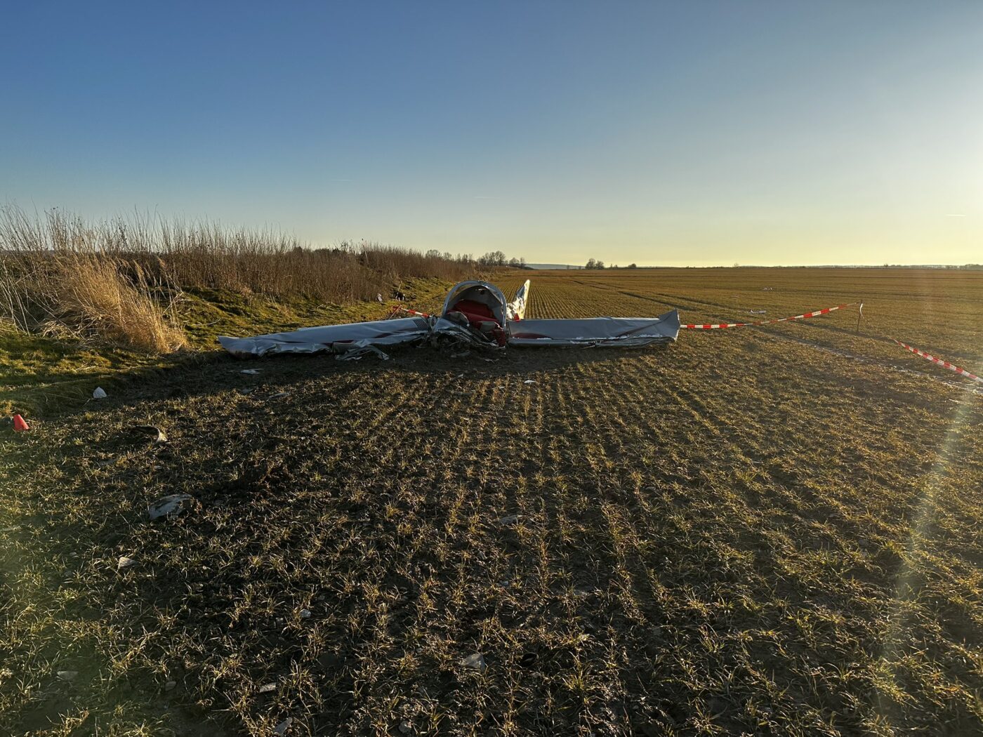 Letadlo se zřítilo do pole. Foto. PČR